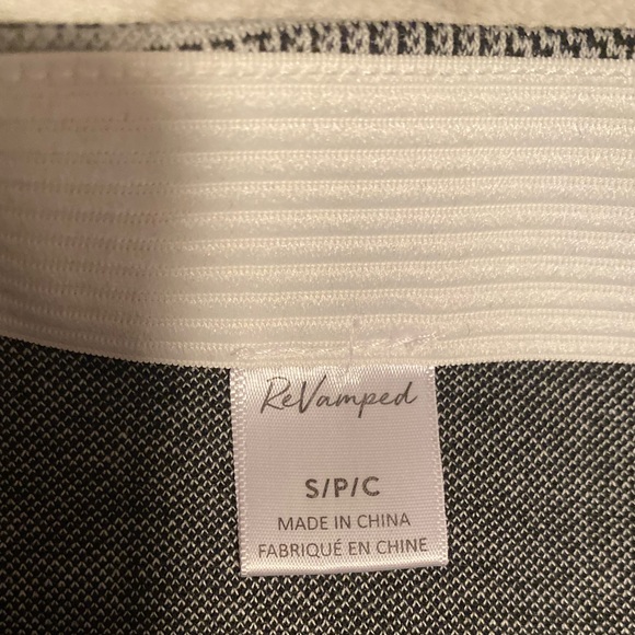 ✨3/$15✨ NWOT Grey Plaid Bodycon Skirt - Picture 2 of 2